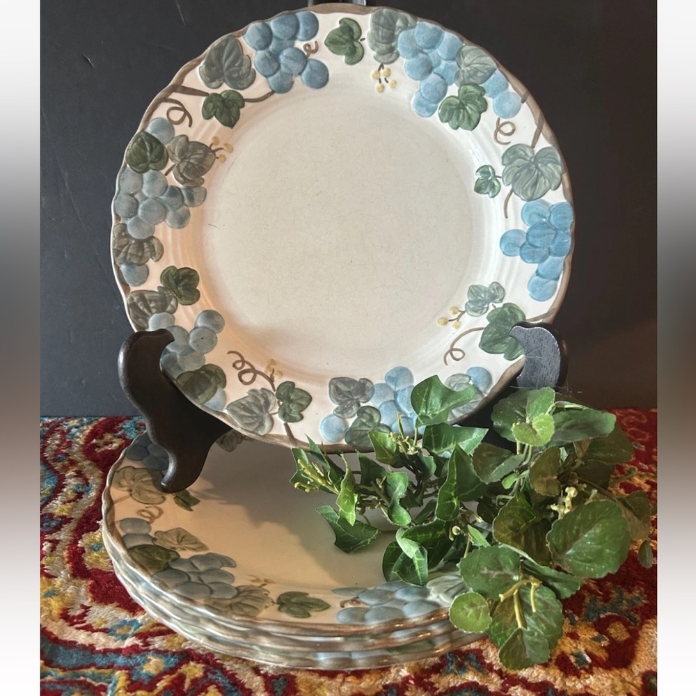 4 Vintage Poppytrail by Metlox SCULPTURED GRAPES Dinner Plates Dishes VGUC